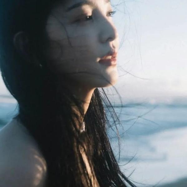 女孩的钓鱼慢活